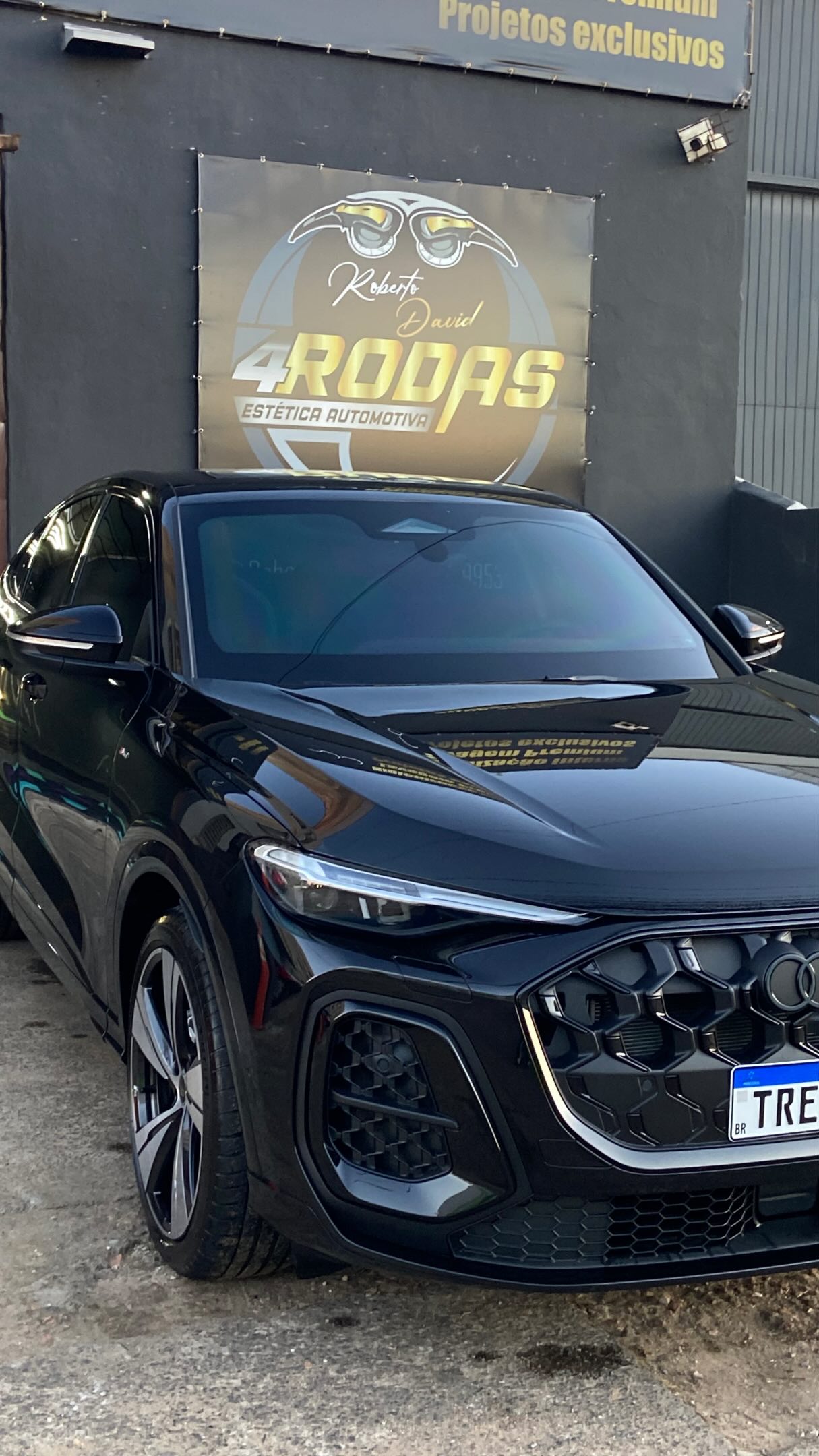 Audi Q5 preto em frente à fachada da 4Rodas Estética Automotiva